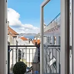 Roomsly I Next To Bryggen With Balcony Apartment