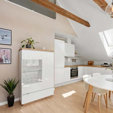 Lägenhet Roomsly I Next To Bryggen With Balcony