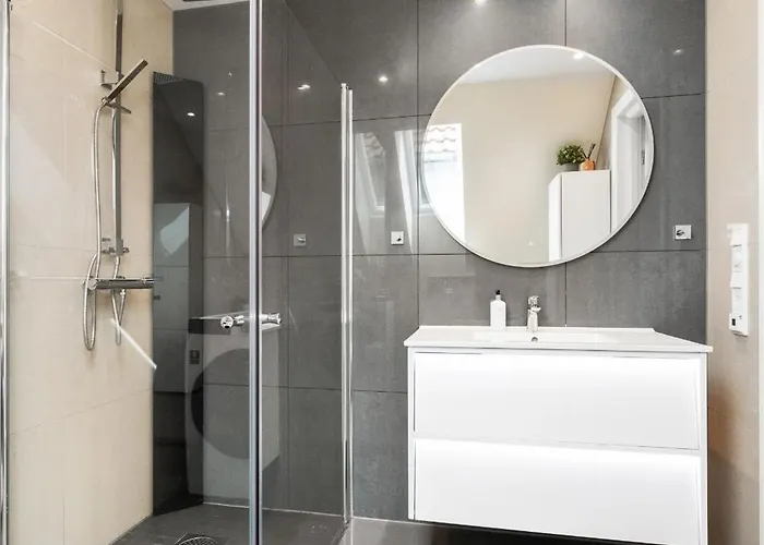 Roomsly I Next To Bryggen With Balcony